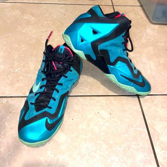 NIKE LEBRON 11’ SOUTH BEACH SIZE Y 6.5 - 8 - 8.5 - Picture 1 of 7